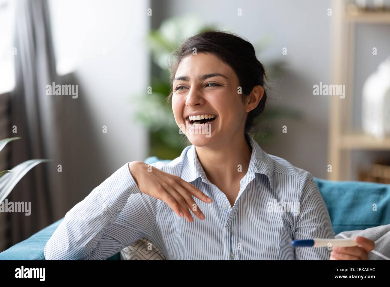 Glücklich lachend tausendjährigen hindu Mädchen aufgeregt, schwanger zu werden. Stockfoto