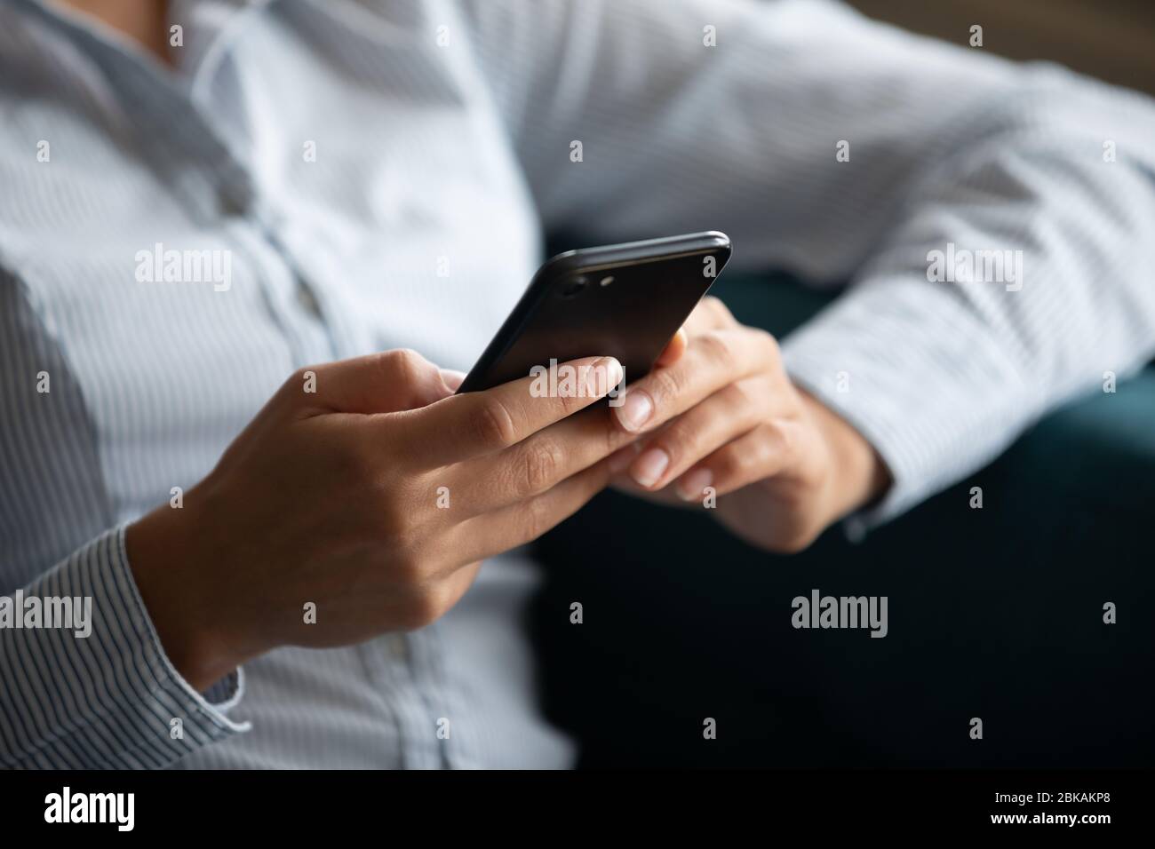 Nahaufnahme des Fokus auf Smartphone in weiblichen Händen. Stockfoto