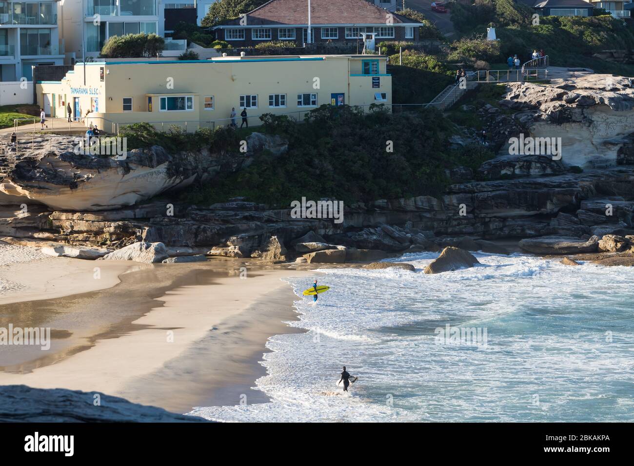 Sydney, Australien. Sonntag, 3. Mai 2020. Surfer am Tamarama Beach in Sydneys östlichen Vororten.der Strand ist jetzt für Surfer und Schwimmer geöffnet, aber aufgrund der COVID-19 Pandemie ist kein Sitzen oder Sonnenbaden erlaubt. Credit Paul Lovelace/Alamy Live News Stockfoto