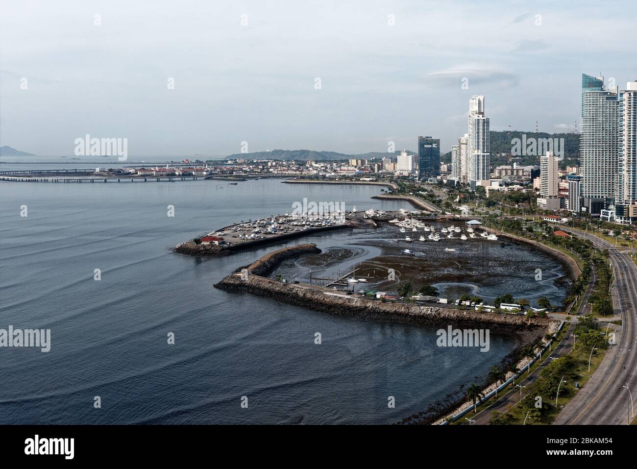 Hohe Gebäude des Finanzviertels überblicken den Mirador Del Pacifico und den Ozean, Panama-Stadt, panama, Mittelamerika Stockfoto