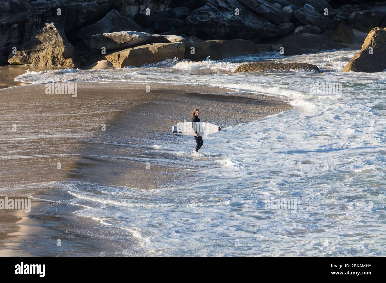 Sydney, Australien. Sonntag, 3. Mai 2020. Surfer am Tamarama Beach in Sydneys östlichen Vororten.der Strand ist jetzt für Surfer und Schwimmer geöffnet, aber aufgrund der COVID-19 Pandemie ist kein Sitzen oder Sonnenbaden erlaubt. Credit Paul Lovelace/Alamy Live News Stockfoto