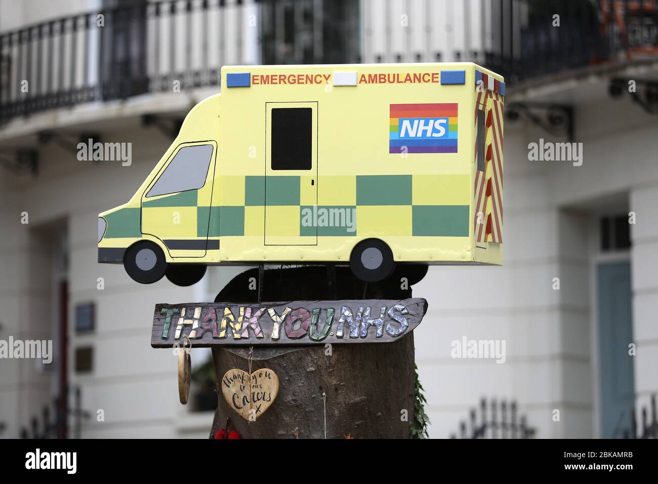 Brighton, Großbritannien. Mai 2020. Ein Meter langes Modell Ambulance, die eine Hommage an die NHS für alle Arbeit, die sie während der Coronavirus Pandemie getan haben, Kredit: James Boardman / Alamy Live News Stockfoto