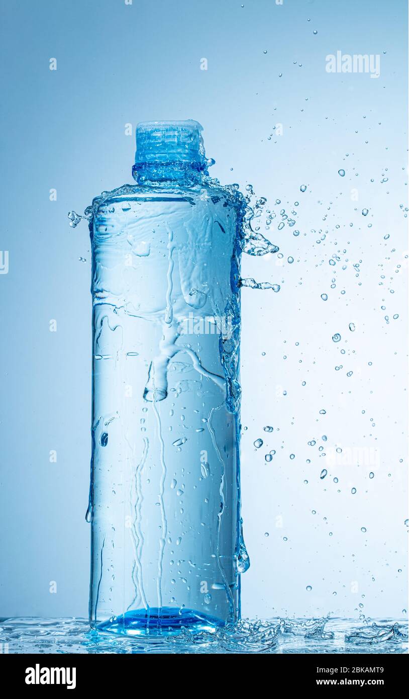 Flasche Wasser mit Spritzern Stockfoto