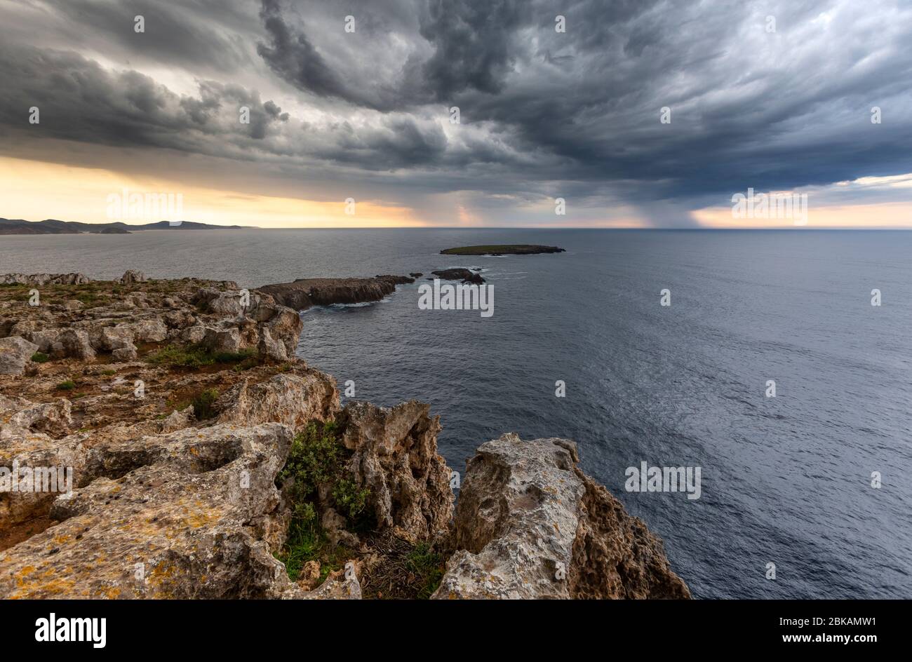 Küstenlandschaft mit dramatischen Sturmwolken über uns, am Cap de Cavalleria im Norden von Menorca, Spanien Stockfoto