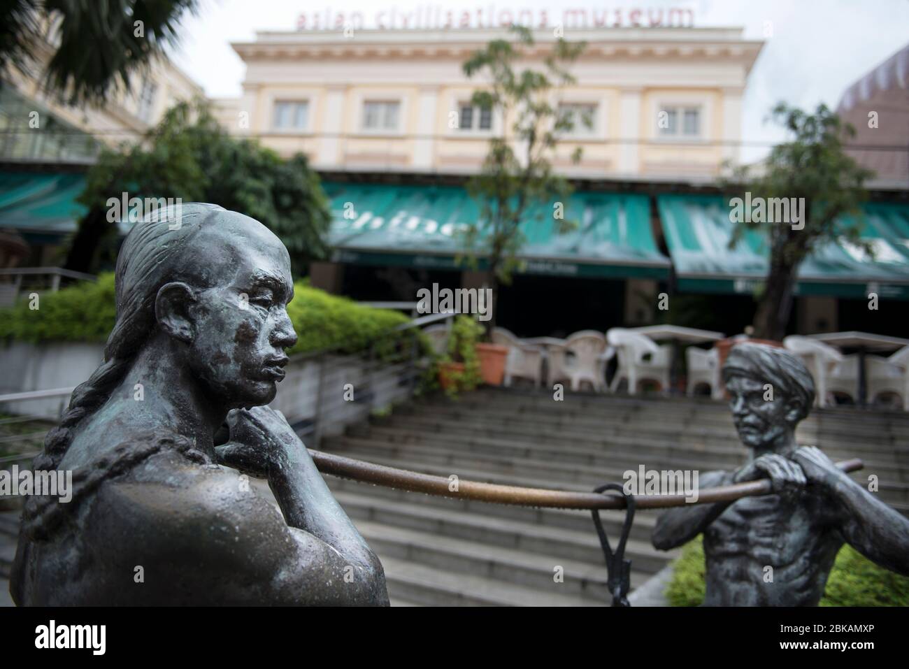 Bronzestatuen von Arbeitern in Aw Tee Hong's Gruppe die River Merchants vor dem Asian Civilizations Museum in Singapur Stockfoto