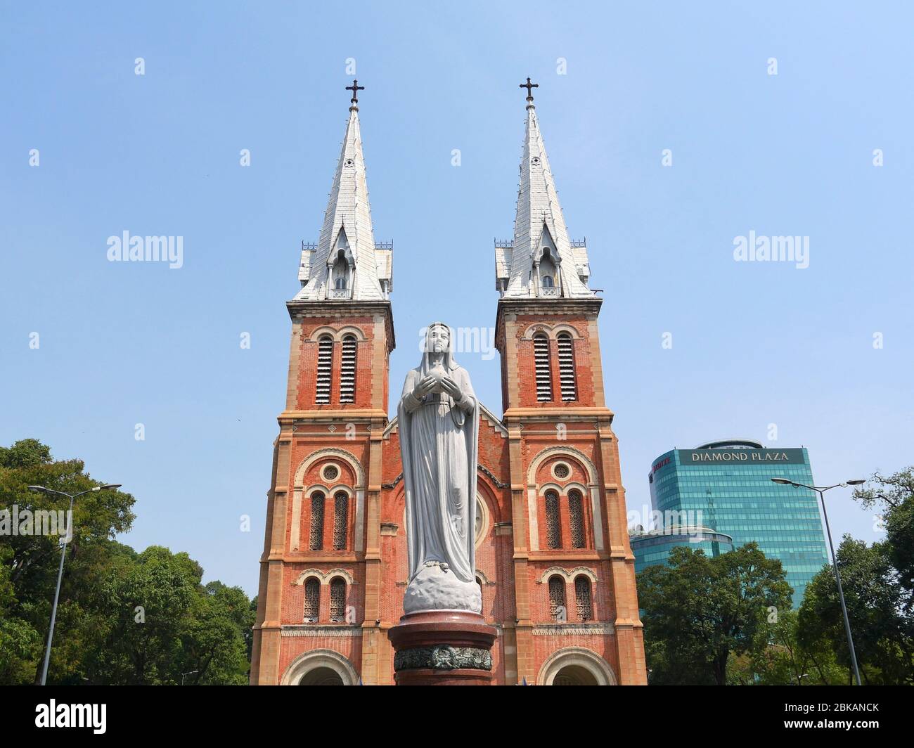 Ho Chi Minh Stadt, Vietnam - 30. April 2020: Nahaufnahme der Statue der Jungfrau Maria vor der Kathedrale Notre-Dame Basilika von Saigon Stockfoto