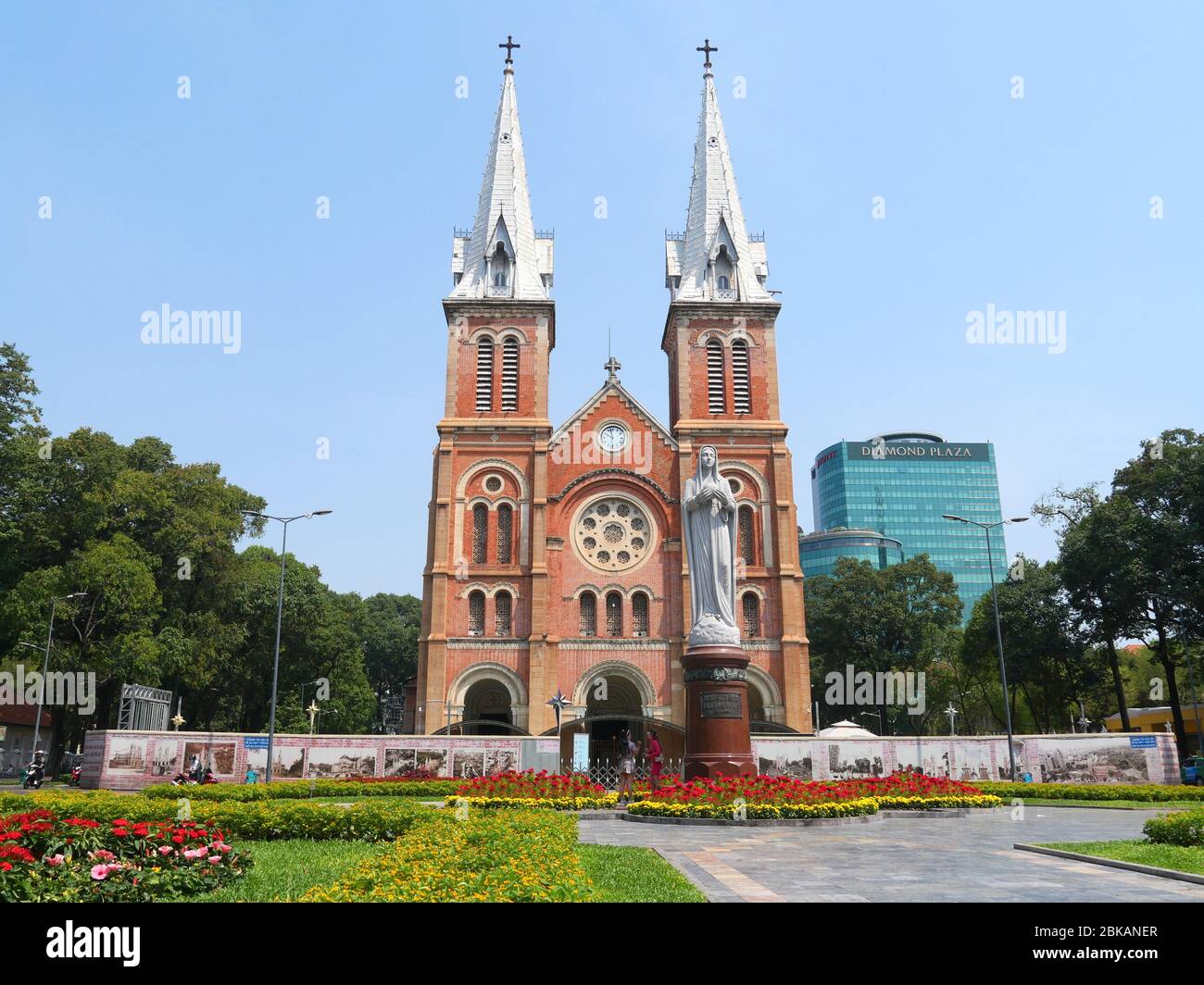 Ho Chi Minh City, Vietnam - 30. April 2020: Die Kathedrale Notre-Dame Basilika von Saigon, eine beliebte Touristenattraktion mit fast keinen Touristen Stockfoto