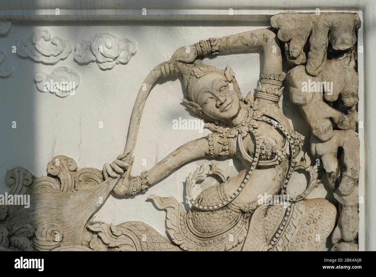 Fries der mythischen buddhistischen Figur Phra Mae Thorani, die Wasser aus ihren Haaren wringt, um den Dämon Mara zu ertränken; auf dem Gelände des Wat Suthat, Bangkok, Thailand Stockfoto