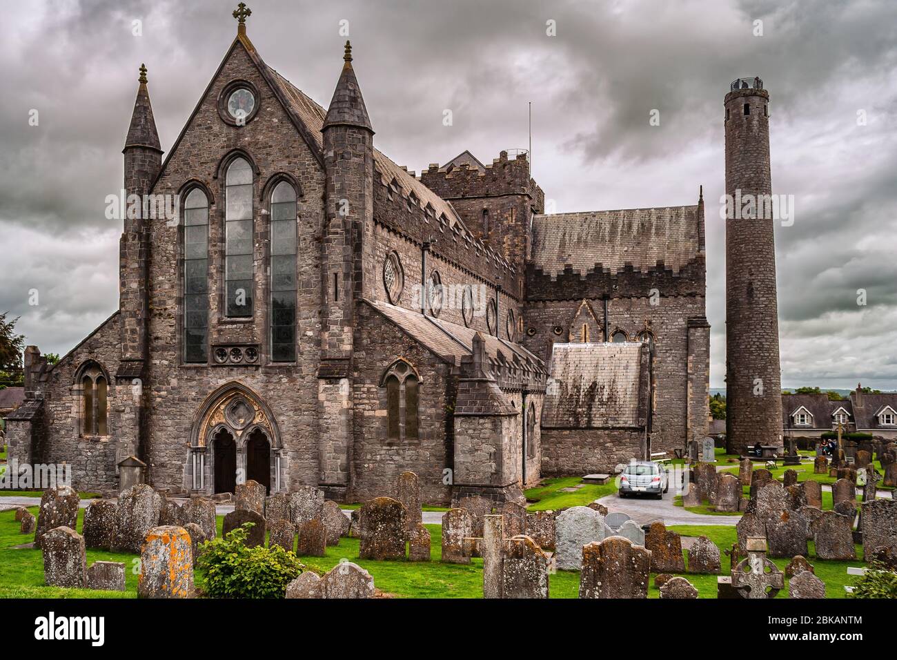 Kilkenny in Irland, St Canice Cathedral, gotische Kirche aus dem 13. Jahrhundert und keltisch christlicher mittelalterlicher Rundturm, der St Cani gewidmet ist Stockfoto