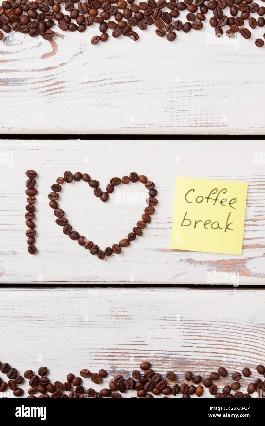 Kaffeebohnen in einem Herzen angeordnet und ich Brief. Stockfoto