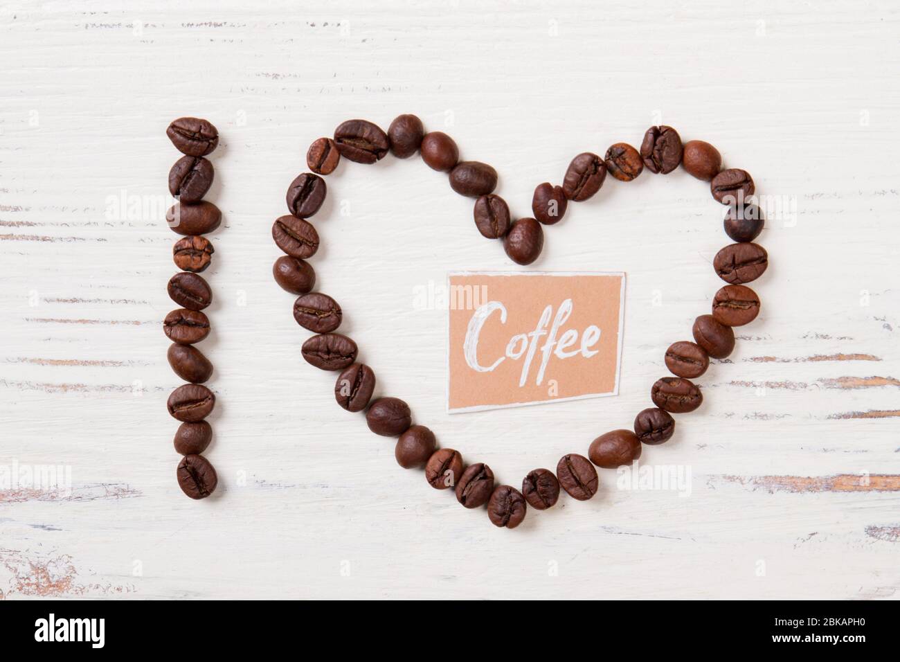 Kaffeebohnen in Form von I Buchstaben und Herz. Stockfoto