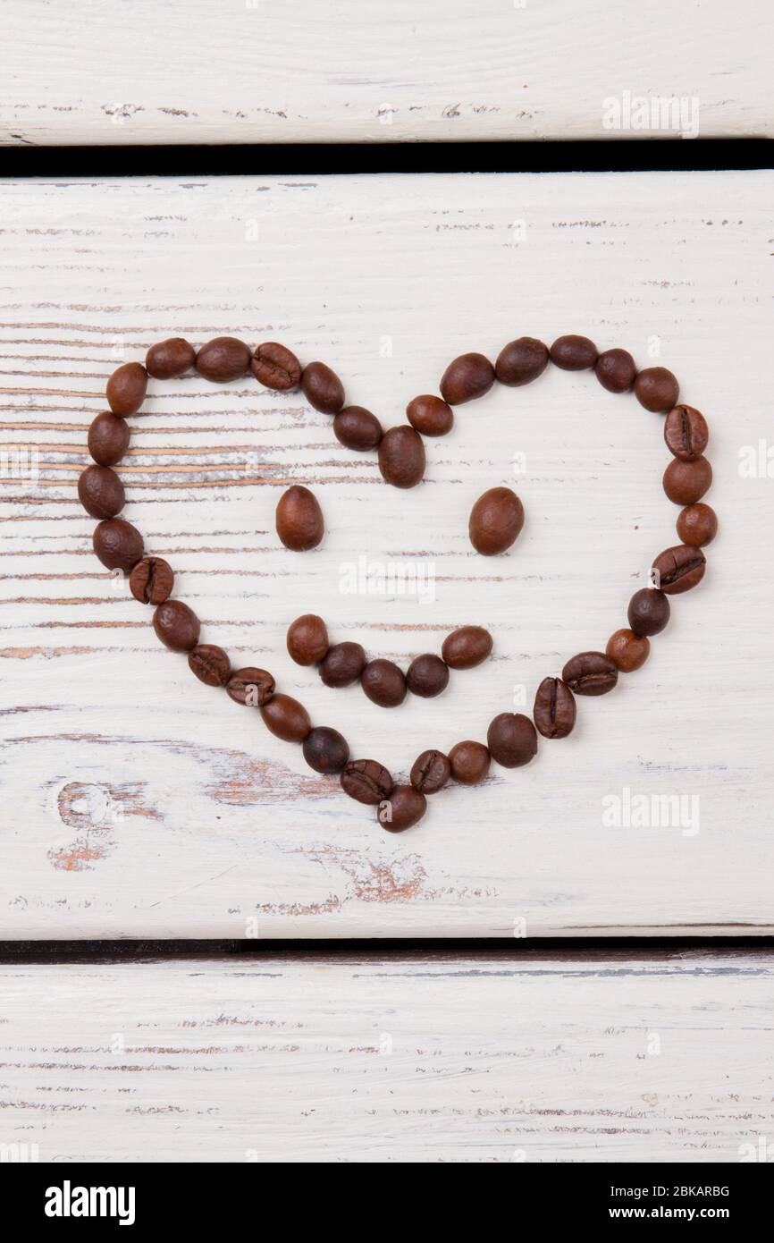 Herz Smiley aus Kaffeebohnen. Stockfoto