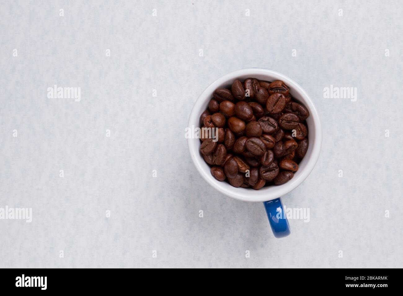 Schließen Sie Kaffeebohnen in einer Kaffeetasse. Stockfoto