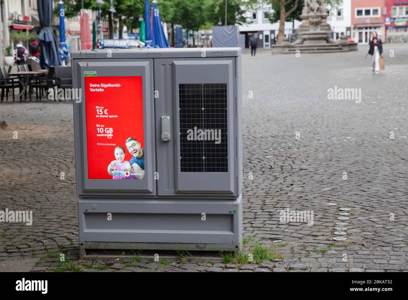 Digitales Display für Werbung und Solarmodul auf einem Schaltschrank am Alten Markt, Köln. digitales Display für Werbung und Solarmodul Stockfoto