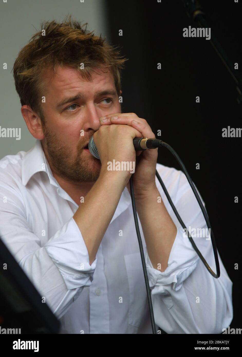 CHELMSFORD, ENGLAND - AUGUST 18: Guy Garvey von Elbow, tritt beim V2002, Fun in the Hylands Park Festival am 18. August 2002 in Chelmsford auf Stockfoto