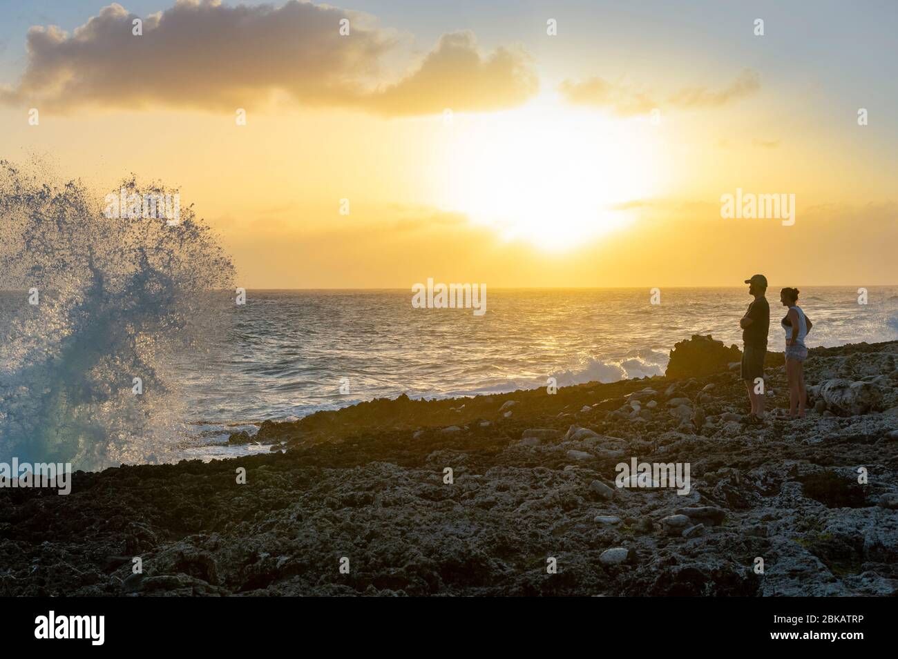 Große Wellen schlagen gegen Felsen mit Menschen beobachten, Grand Cayman Island Blowholes Stockfoto