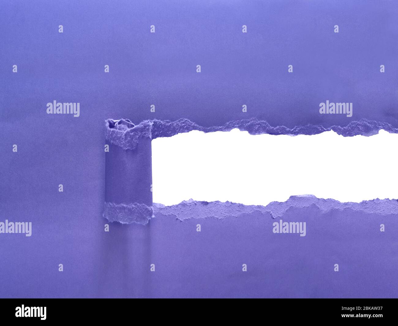 Zerrissenes Papier, das einen leeren Raum für die Nachricht freigibt Stockfoto