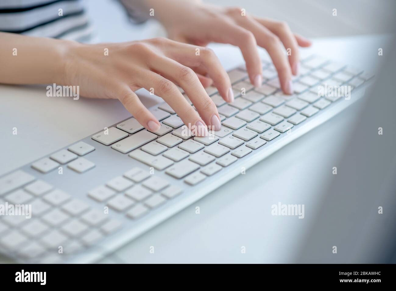 Nahaufnahme Bild von weiblichen Händen auf der Tastatur Stockfoto