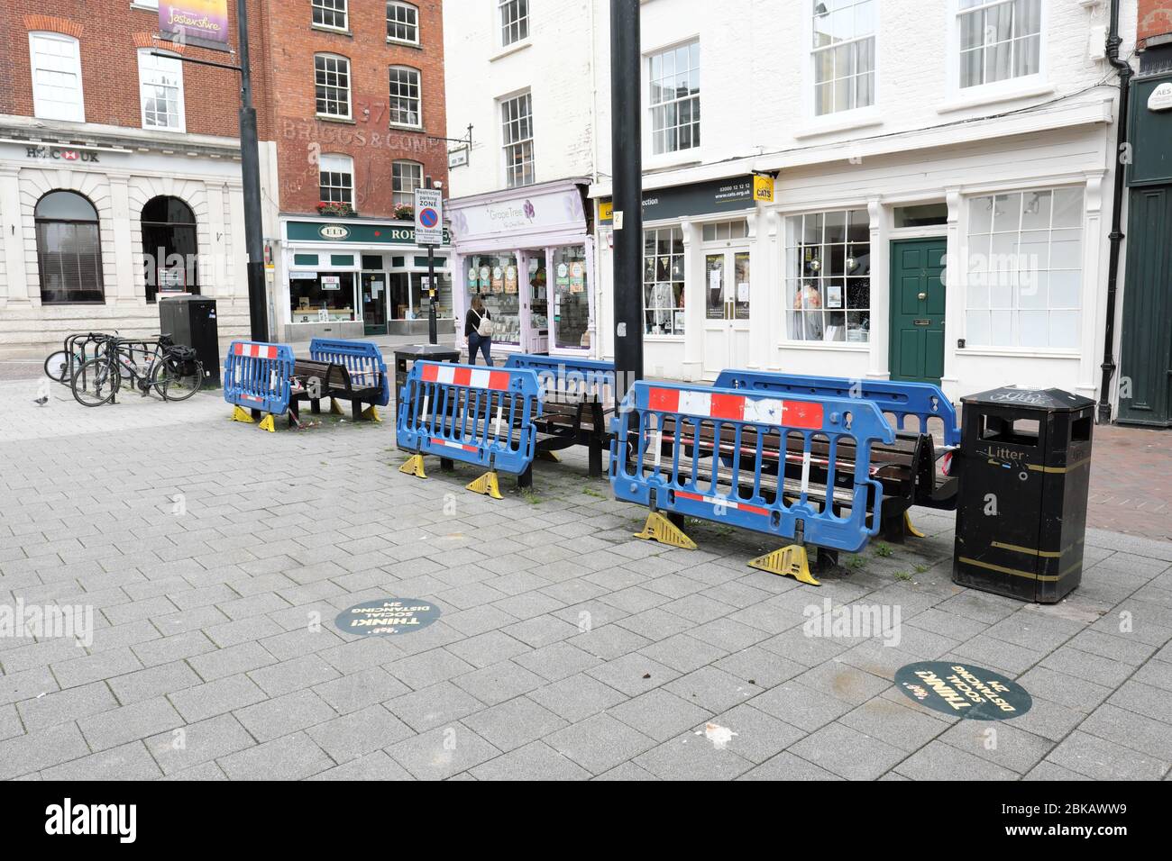 Coronavirus-Blockierung Großbritannien hässliche Zäune verbieten Menschen, auf öffentlichen Bänken im Stadtzentrum von Hereford im Mai 2020 zu sitzen Stockfoto