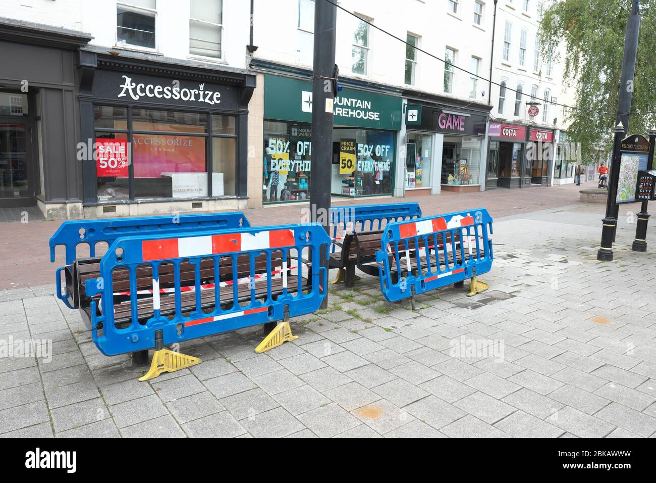 Coronavirus-Blockierung Großbritannien hässliche Zäune verbieten Menschen, auf öffentlichen Bänken im Stadtzentrum von Hereford im Mai 2020 zu sitzen Stockfoto