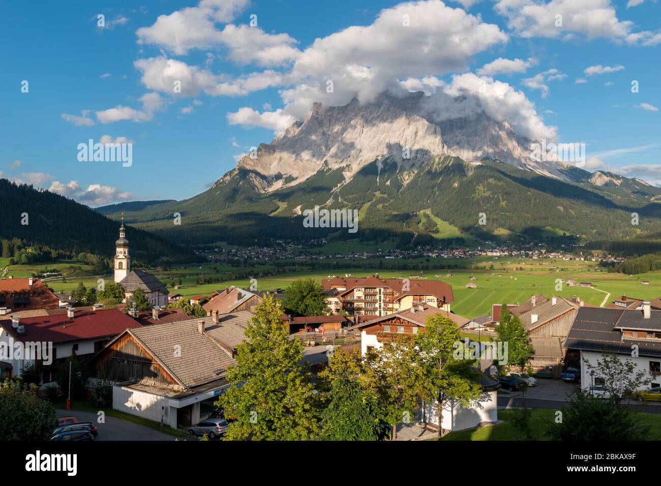 Blick auf die berühmte Zugspitze am Abend bei schönem Sonnenschein im Tal Stockfoto