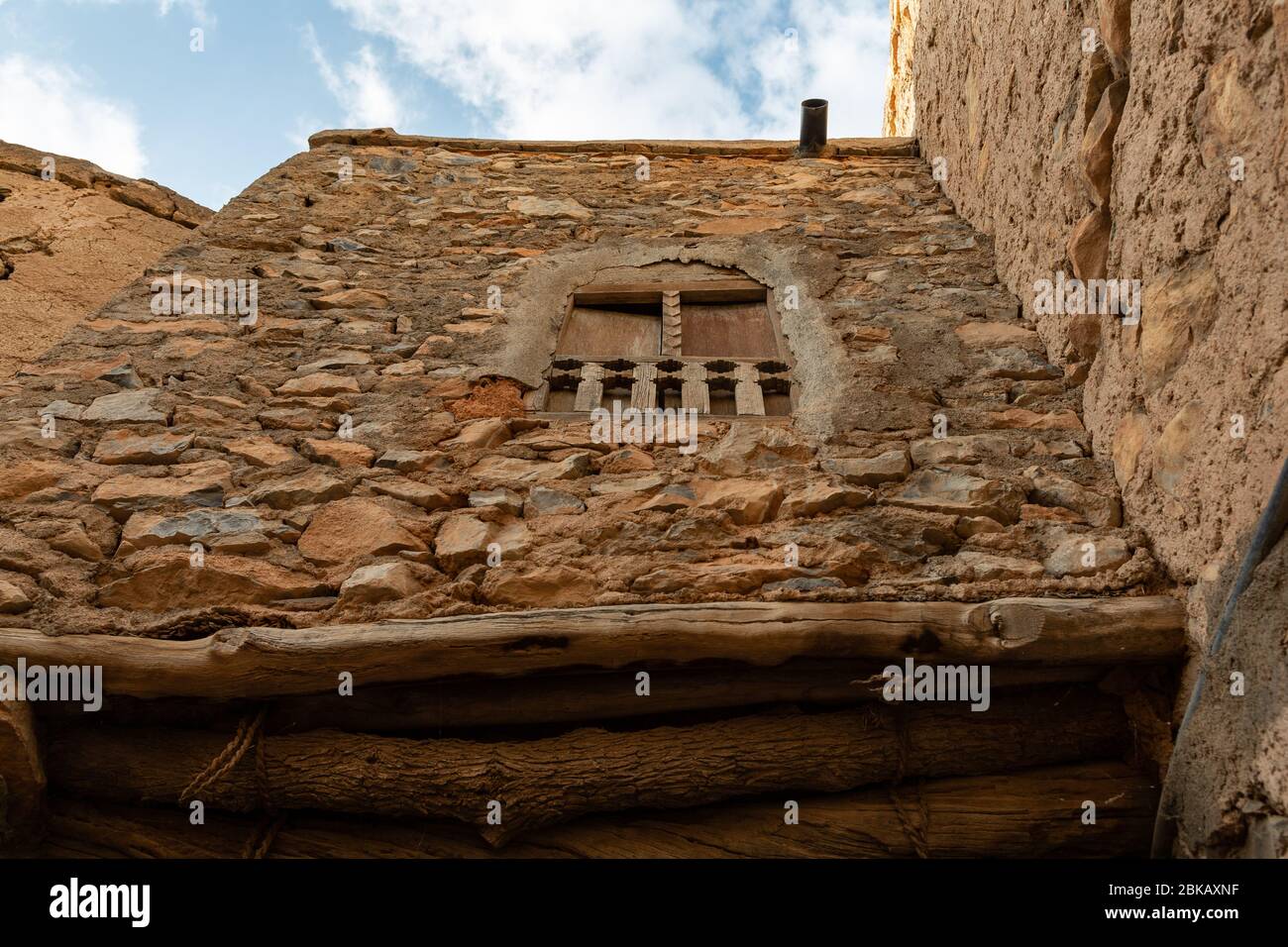 Blick nach oben zu einem Fenster in den Ruinen von Misfat al Abriyeen Dorf in Oman Stockfoto