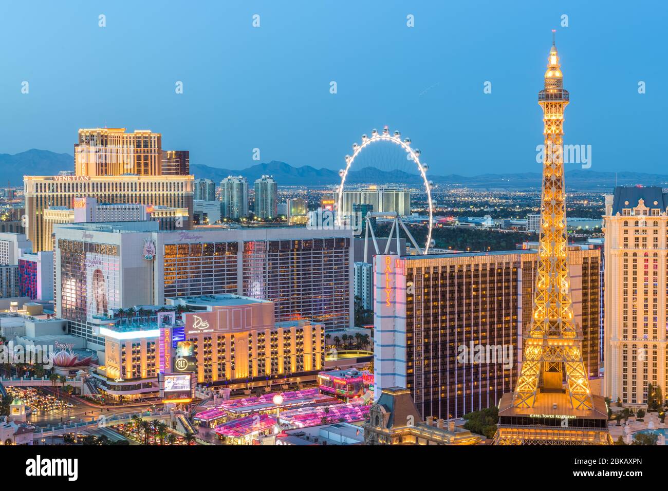 LAS VEGAS, NEVADA - 18. APRIL 2018: Hotels und Casinos am Strip bei Dämmerung. Stockfoto