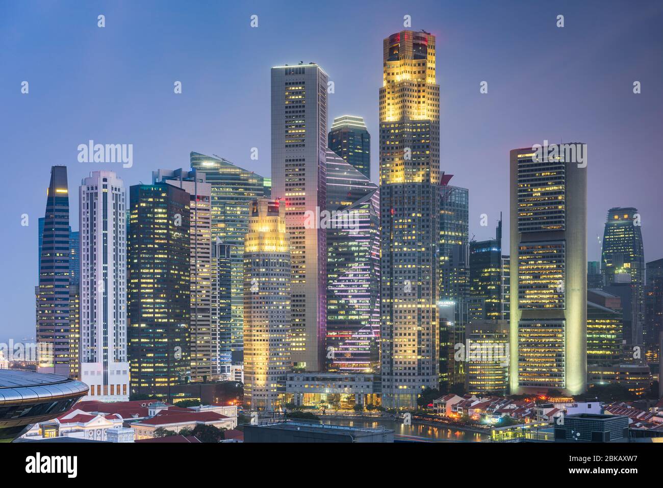 Blick auf die Skyline von Singapur in der Nacht. Stockfoto
