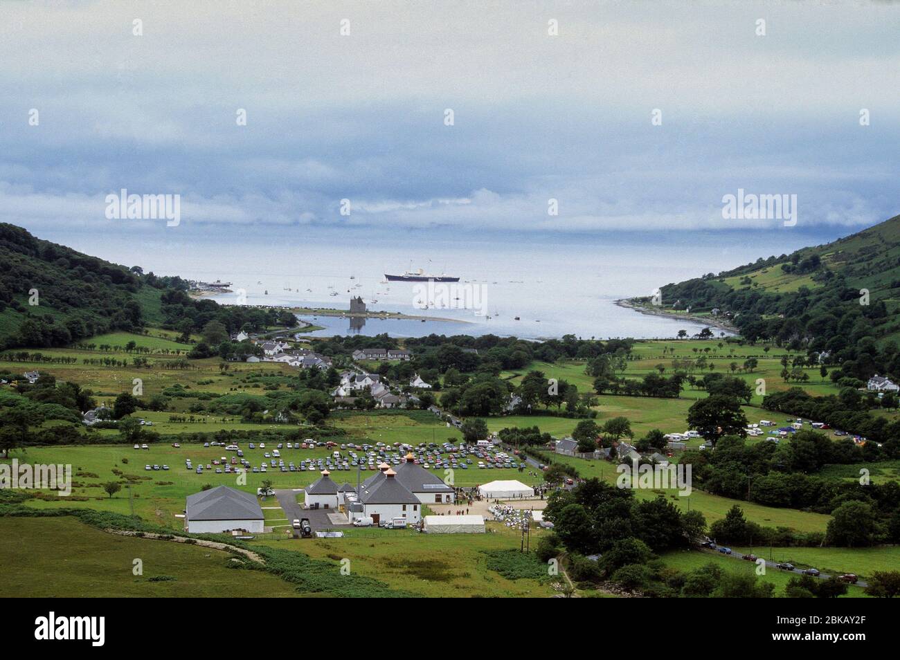 lochranza Bucht bei königlichem Besuch und Brennerei Eröffnung Stockfoto