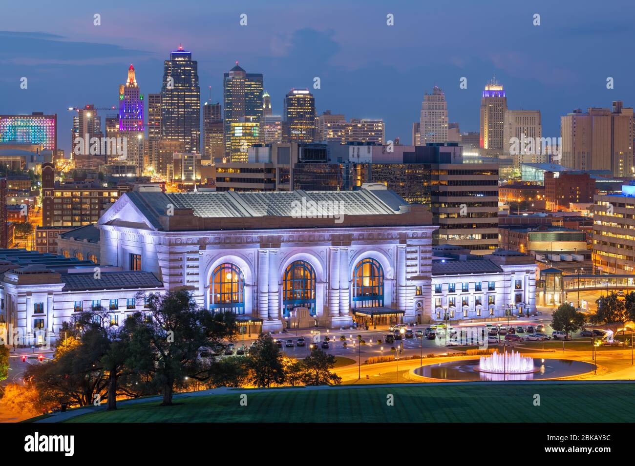 Kansas City, Missouri, USA Downtown Skyline mit Union Station in der Abenddämmerung. Stockfoto