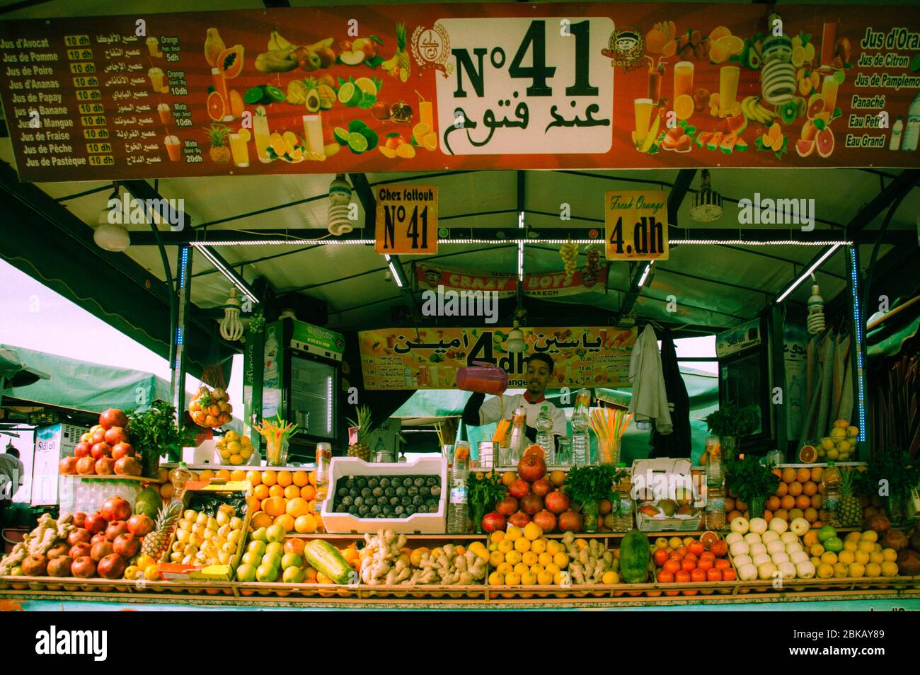 Saftgeschäft auf dem Marktplatz in der Medina von Marrakesch, auch Djemaa el fna genannt Stockfoto