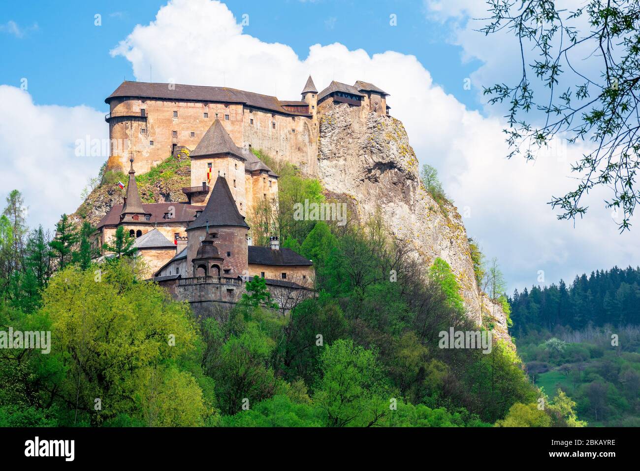 Mittelalterliche orava Burg auf dem Hügel. Schöne Frühlingslandschaft in gesprenkelten Licht über dem Fluss. Beliebtes Reiseziel der slowakei Stockfoto