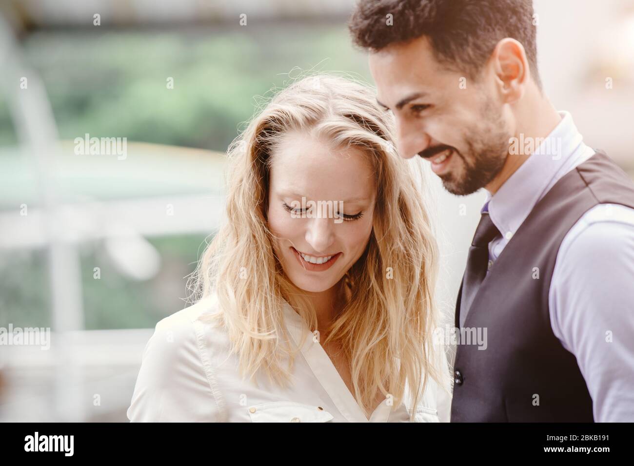 Geschäftsleute Erwachsene Mischung Rennen Liebhaber Paar oder Freund glücklich Lächeln im Freien zusammen schüchtern. Stockfoto