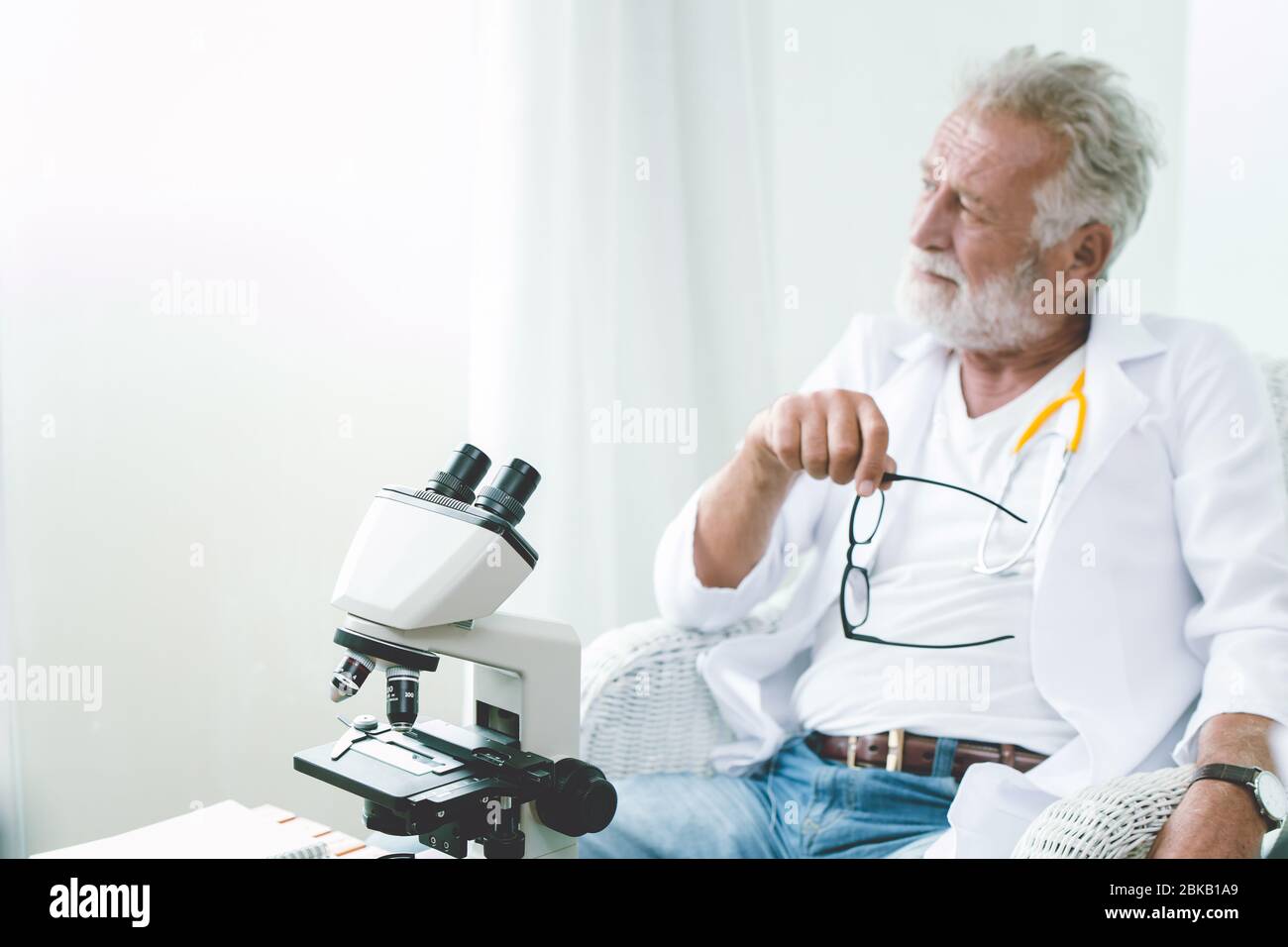 Professionelle Arzt Ältere denken weit weg sehen ernsthafte Stimmung Denken Sie an Möglichkeiten, um das Corona-Virus und Krankheit zu heilen. Stockfoto
