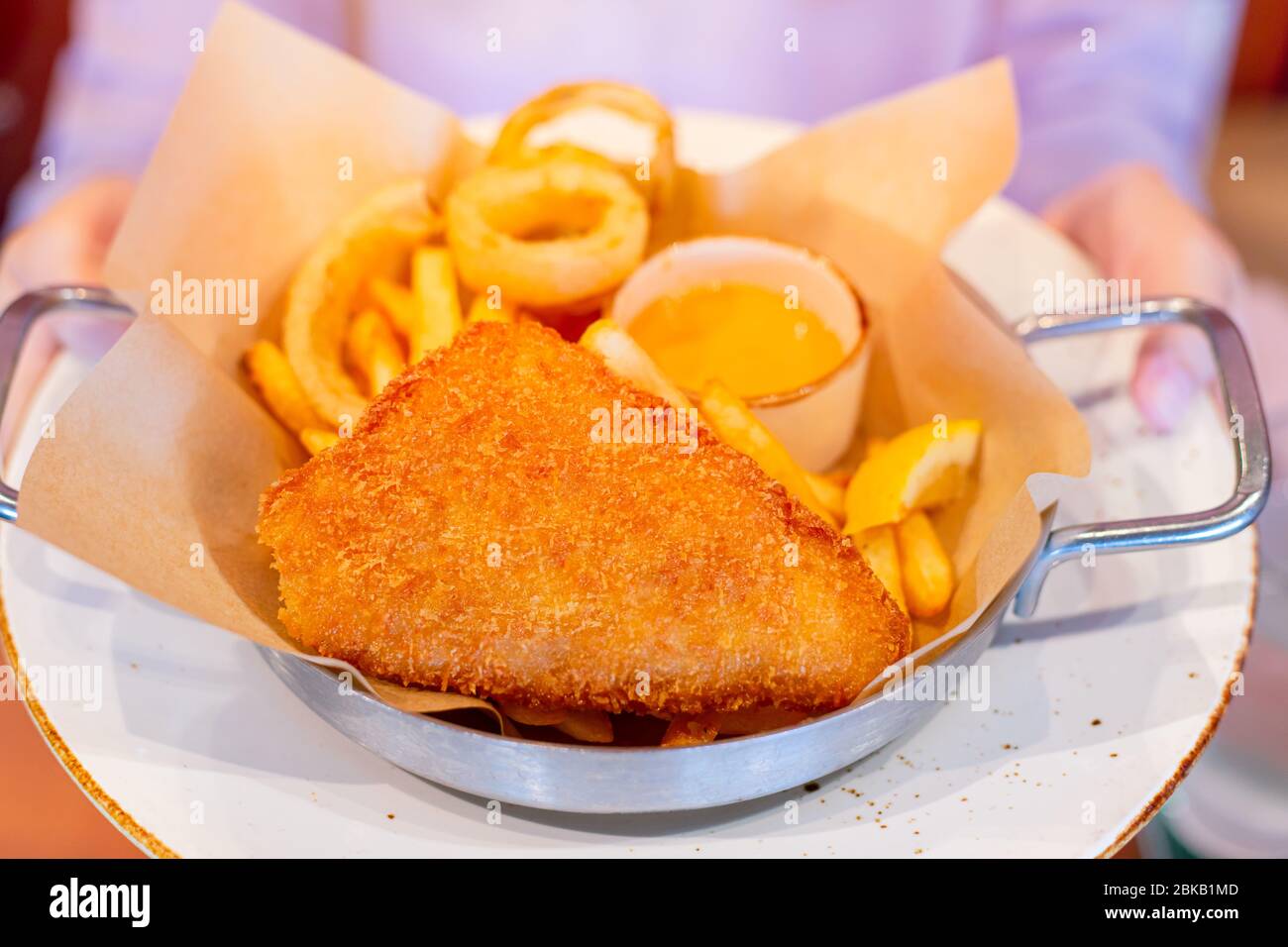 Köstliche leckere Optik knusprigen Fisch und Chip mit Dip-Sauce fette frittierte westliche Speisen Menü Stockfoto