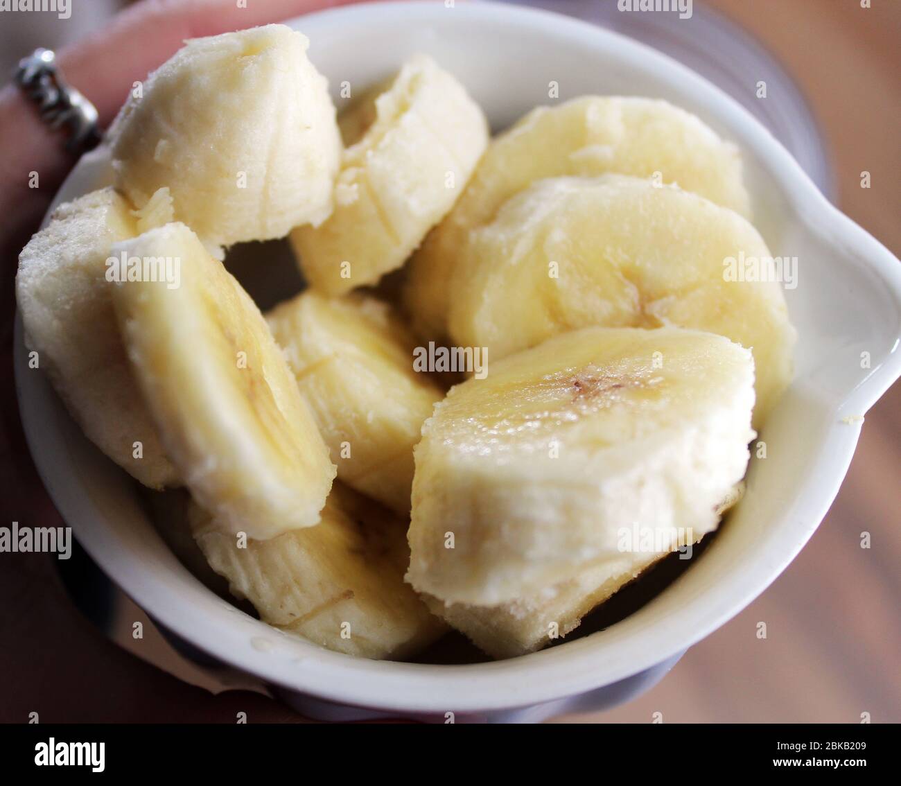 Gefrorene Banane in einer Schüssel Stockfoto