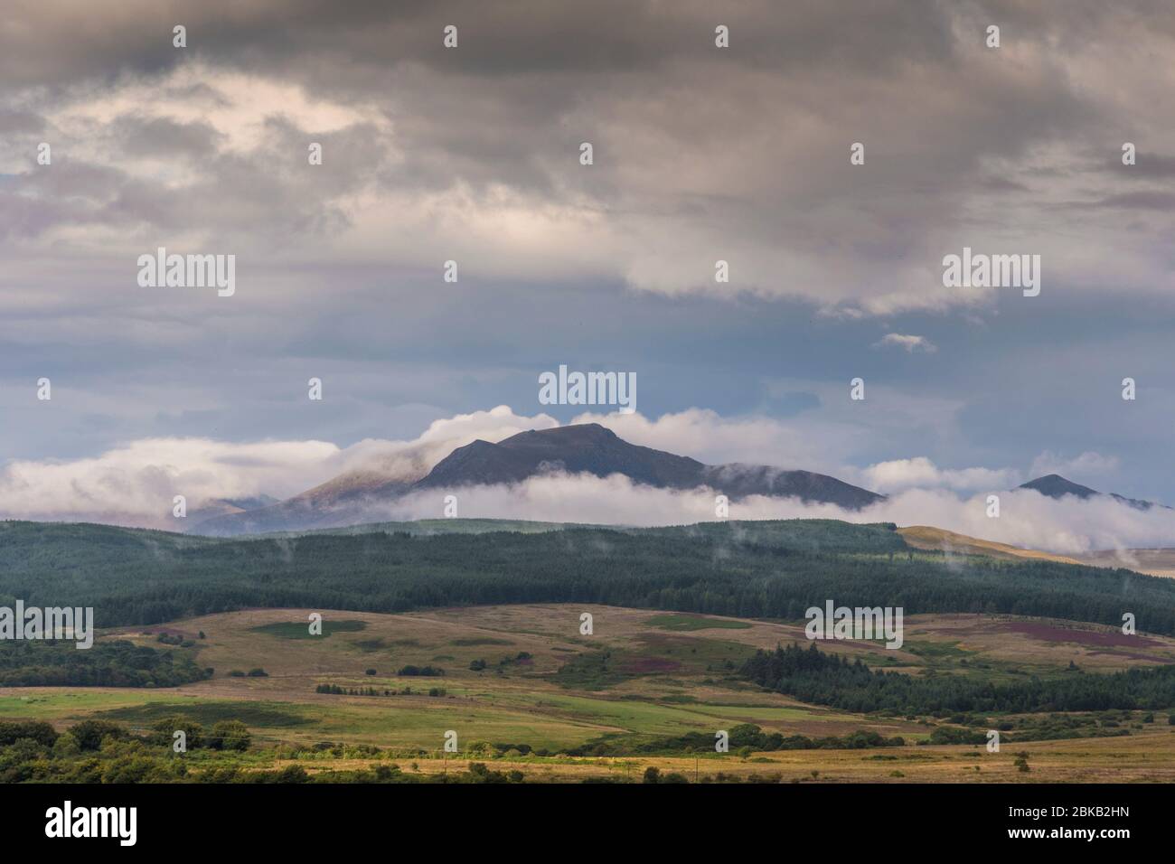 Geringer Nebel über den Bergen bei machrie Bay, arran Stockfoto