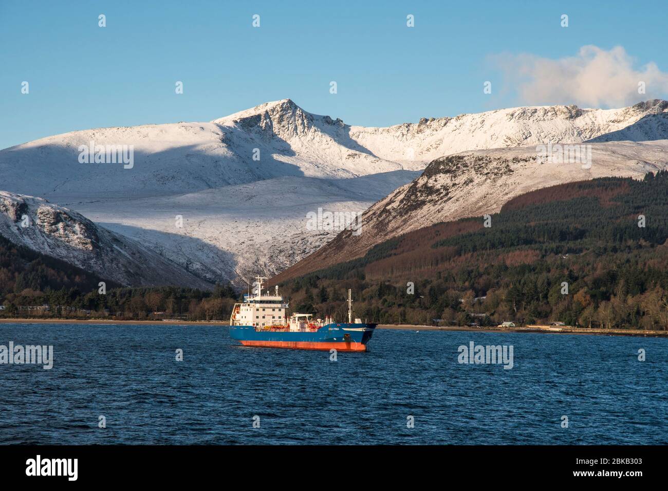 brodick Bay und arran Mountains im Winter Stockfoto