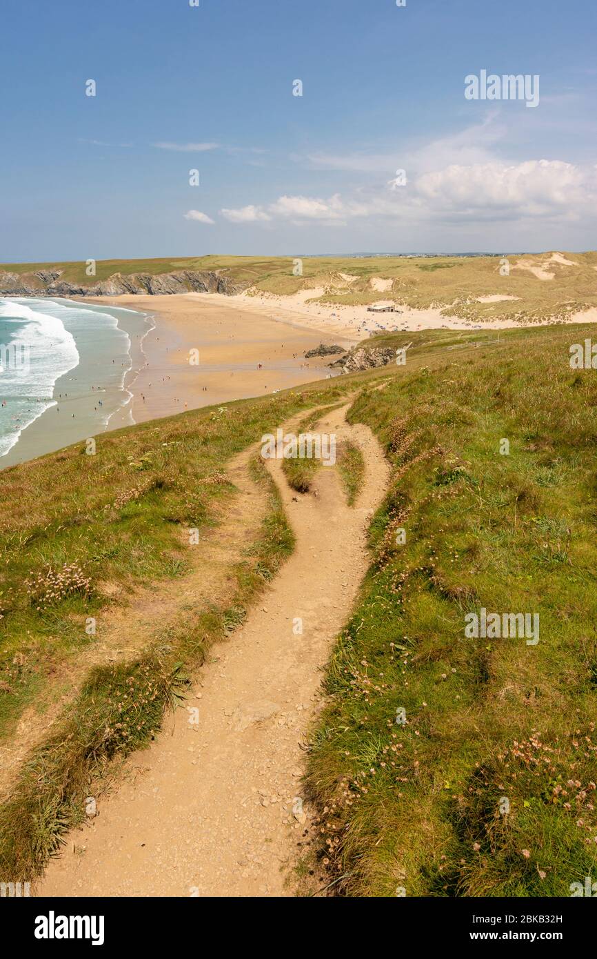 Der South West Coast Path führt hinunter zum Holywell und Holywell Beach - North Cornwall, UK. Stockfoto