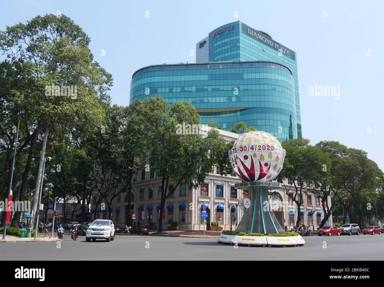 Ho Chi Minh City, Vietnam - 30. April 2020: Leere Straße am Kreisverkehr von Le Duan im Zentrum von Ho Chi Minh City Stockfoto