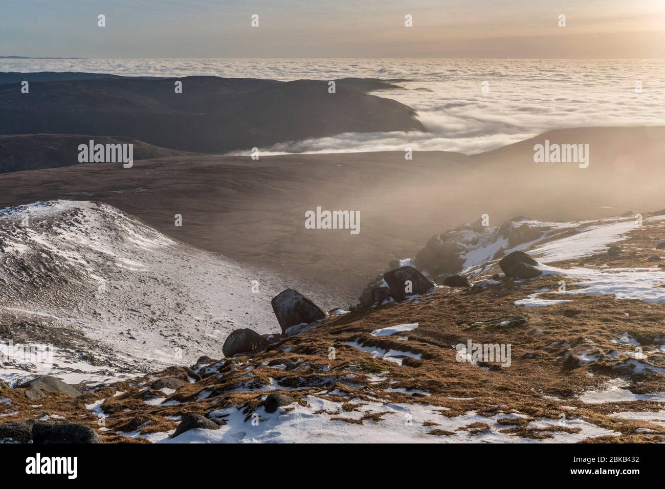 Blick nach Westen vom Gipfel des ben nuis bei Sonnenuntergang mit Wolke Inversion im Winter, arran Stockfoto