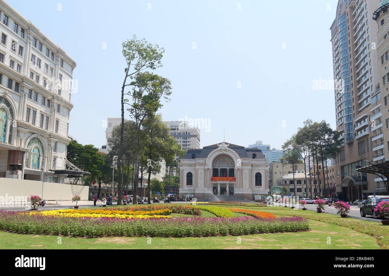 Ho Chi Minh City, Vietnam - 30. April 2020: Das Saigon Opera House oder das Stadttheater von Ho Chi Minh City Stockfoto