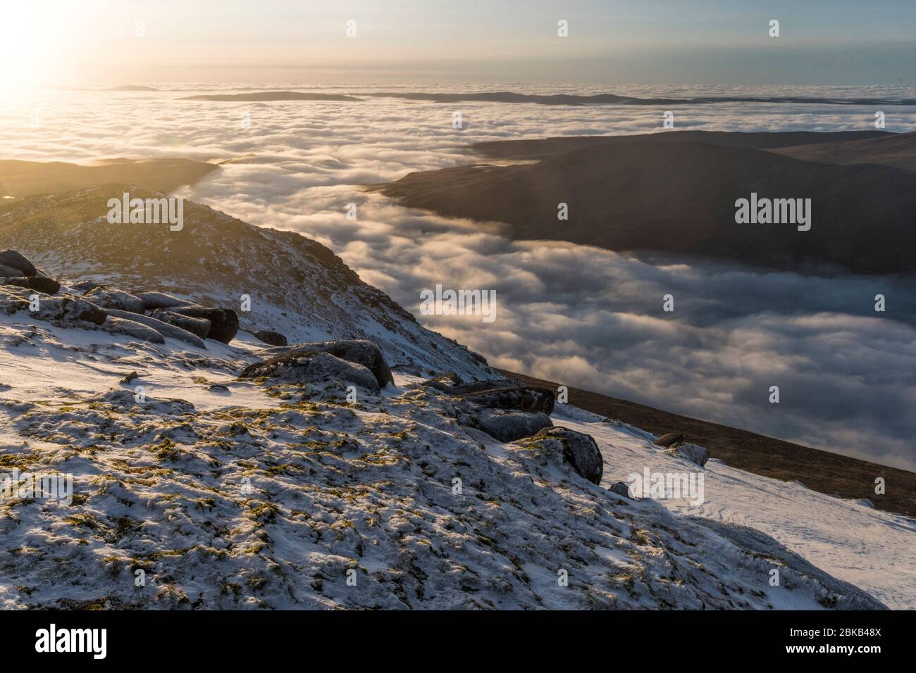 Blick nach Westen vom Gipfel des ben nuis bei Sonnenuntergang mit Wolke Inversion im Winter, arran Stockfoto