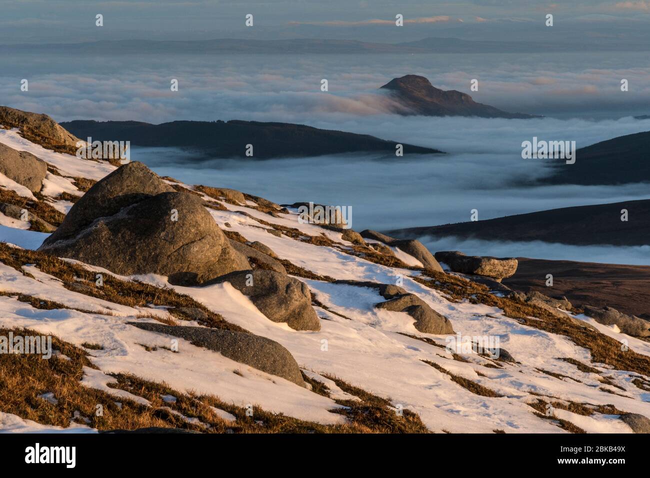 Blick auf die heilige Insel mit Umkehrung Wolke von ben nuis im Winter, arran Stockfoto