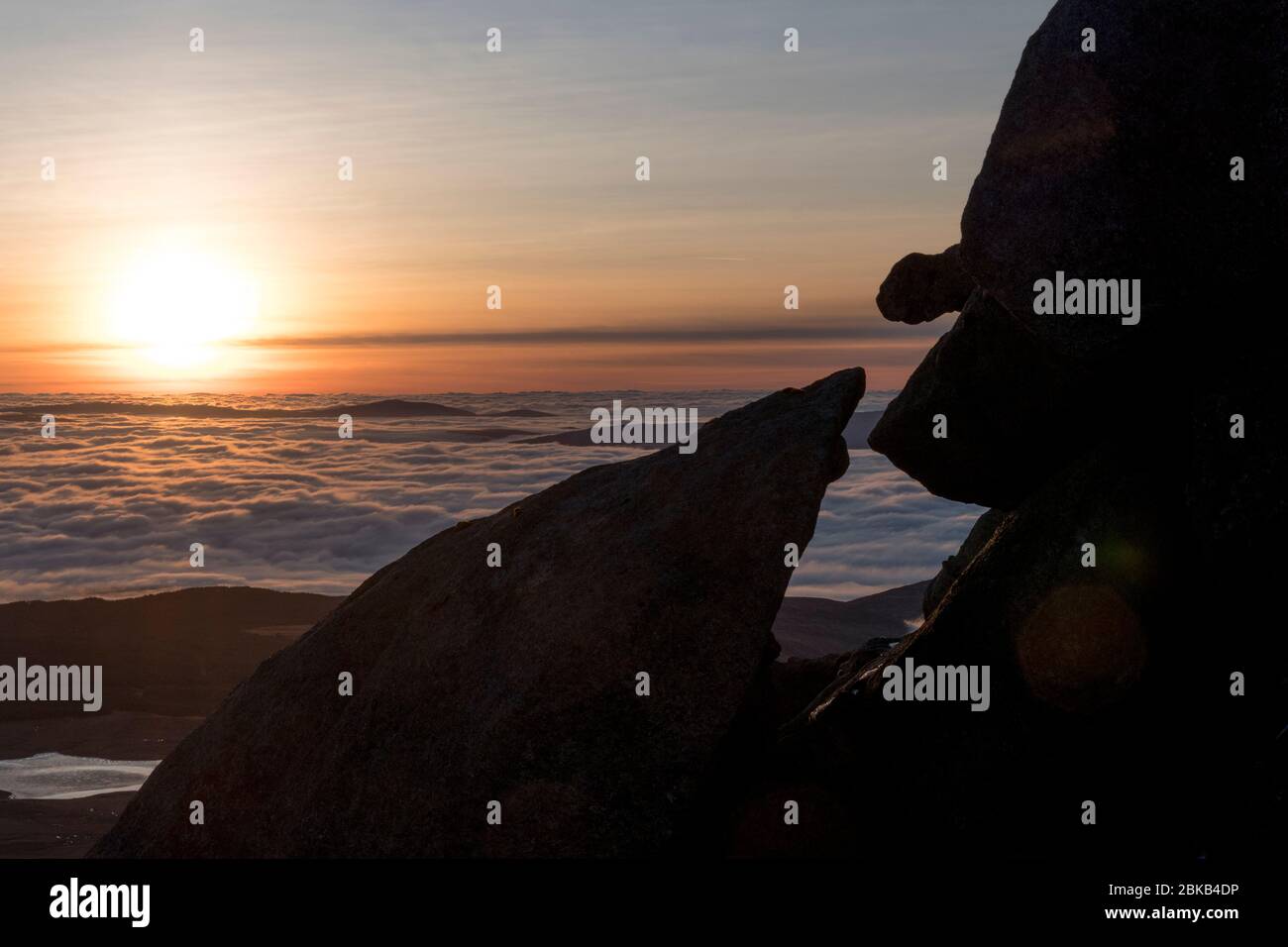Sonnenuntergang von ben nuis mit Felsformen, arran Stockfoto