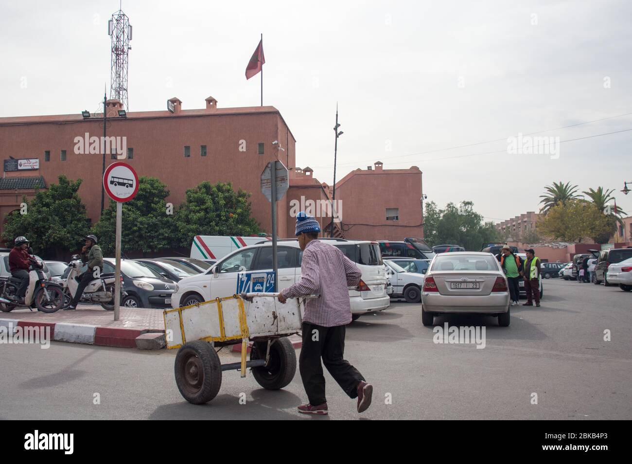 Hand-Push-Karren von einem Mann in den Straßen oder Marrakesch (Marrakesch), Nordafrika geschoben Stockfoto