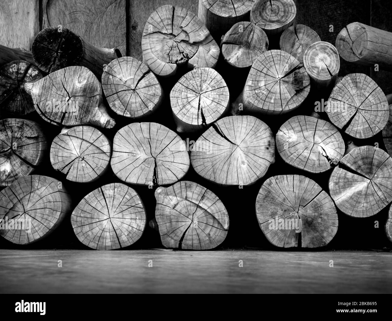Gestapelt von Brennholz logs Stockfoto