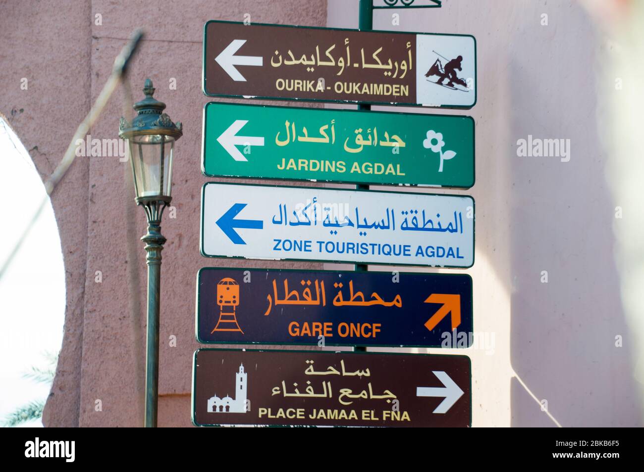 Richtungsschild in der Stadt Marrakesch mit arabischen und englischen Buchstaben (Marrakesch), Marokko, Nordafrika Stockfoto