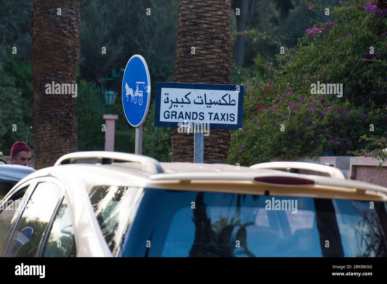 GRANDS Taxis stehen in Marrakesch (Marrakesch) Zentrum für die großen Taxis Stockfoto