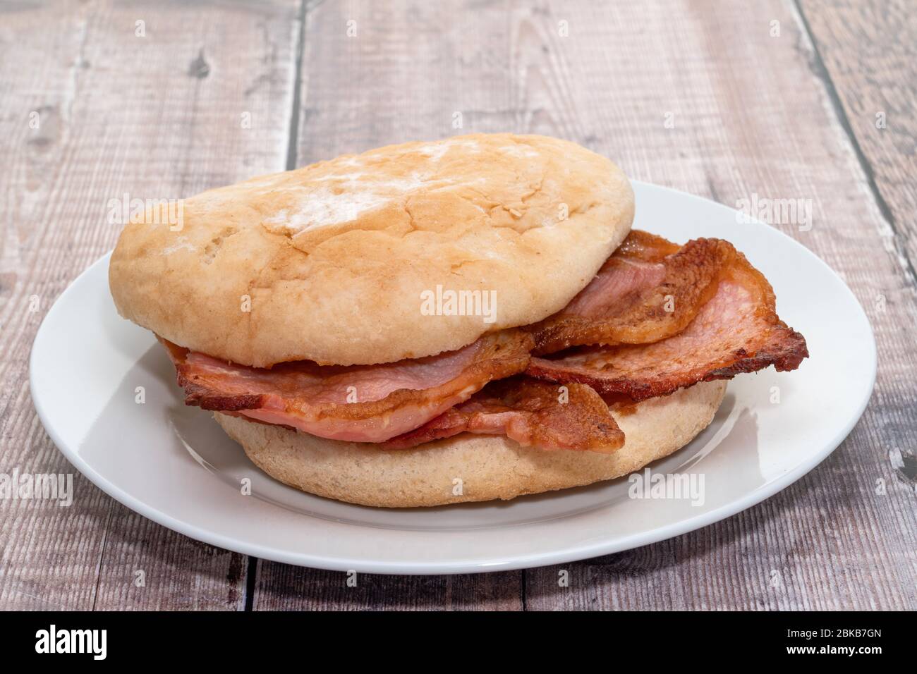 Bacon Sandwich - Holztisch Hintergrund Stockfoto